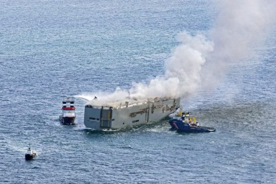 Ολλανδία: Πυρκαγιά σε φορτηγό πλοίο με 3.000 αυτοκίνητα-Ένας νεκρός