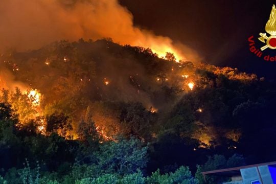 Φονικές πυρκαγιές στη νότια Ιταλία, καταιγίδες στα βόρεια