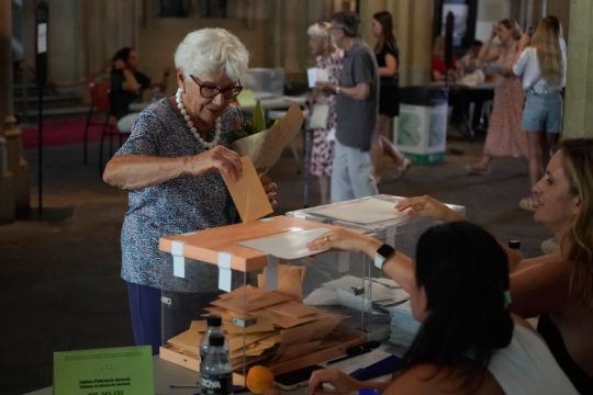 Έκλεισαν οι κάλπες στην Ισπανία, προβάδισμα στο Λαϊκό Κόμμα δίνουν οι δημοσκοπήσεις