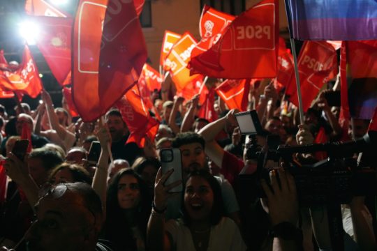 Ισπανικές εκλογές: Πρωτιά δεξιάς σε ψήφους, προβάδισμα Σάντσεθ για κυβέρνηση