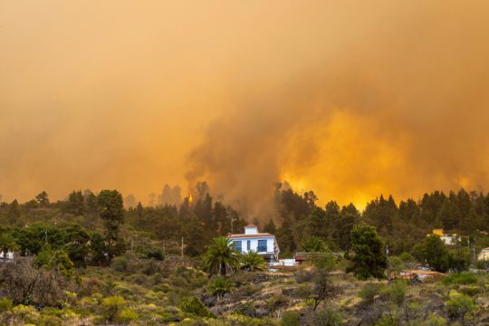 Ανέστιοι 2.000 άνθρωποι από μεγάλη πυρκαγιά στην Ισπανία