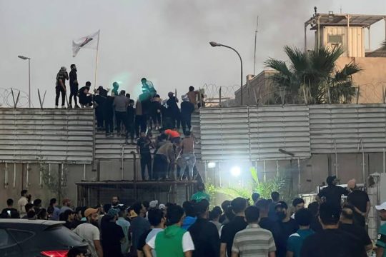 Πυρπολήθηκε η πρεσβεία της Σουηδίας στο Ιράκ