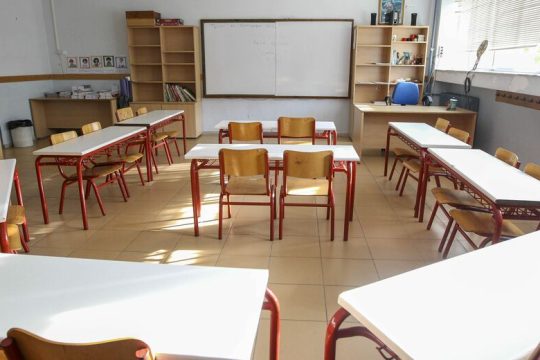 Εκπαιδευτικοί σύλλογοι κατά του νέου συστήματος προσλήψεων με γραπτό διαγωνισμό