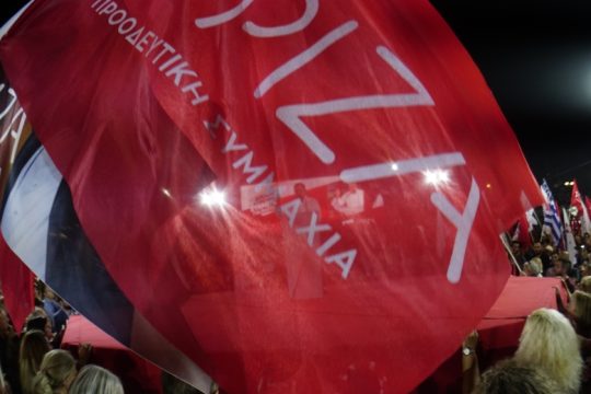 Αυτοί συζητούν, οι άλλοι καραδοκούν