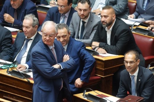 Μπάχαλο με το «καλημέρα» στη Βουλή