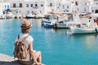 Έμειναν λιγότερο αλλά ξόδεψαν περισσότερα οι τουρίστες το 2025 – Από ποιες χώρες ήρθαν οι περισσότεροι