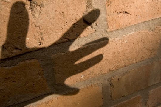 Μαχαίρωσε την 25χρονη σύντροφό του στη μέση του δρόμου