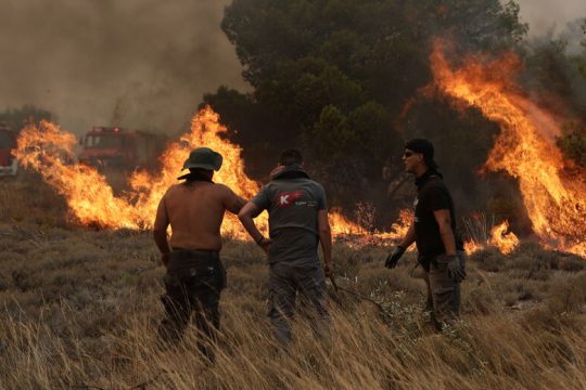 Η πύρινη λαίλαπα μέσα από τον φακό των διεθνών ΜΜΕ