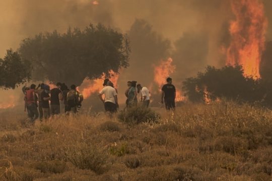 Βλυχάδα: μάτια θολά από φόβο, δάκρυα και στάχτες