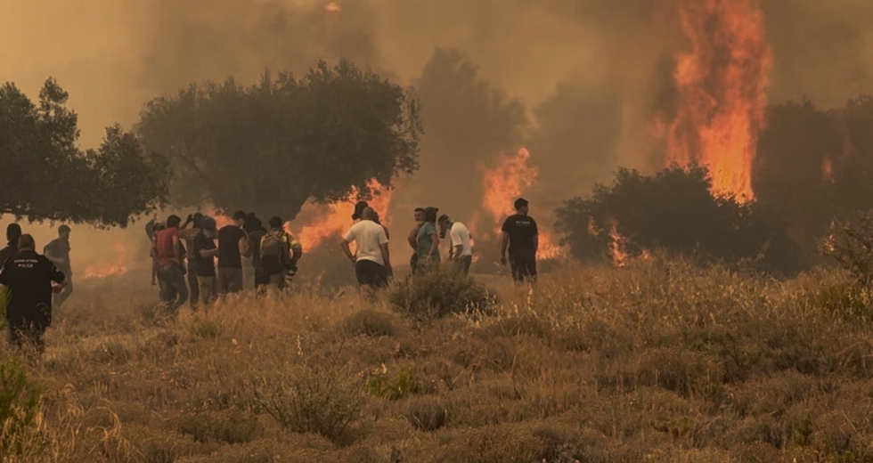 Βλυχάδα: μάτια θολά από φόβο, δάκρυα και στάχτες