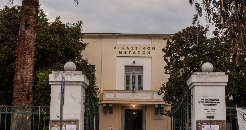 Στο εδώλιο αφού «τραμπούκισε» την εν διαστάσει σύζυγο μέσα στο νοσοκομείο