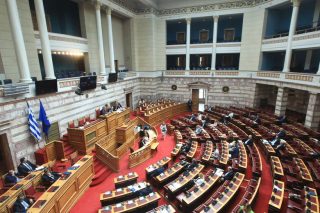 Οι πρώτες συγκρούσεις στη νέα Βουλή