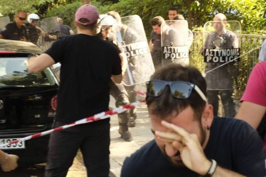 Έξωση στα Πατήσια: Αστυνομικοί έσπασαν την πόρτα, έκλεισαν τον δρόμο στους διαδηλωτές κι έριξαν χημικά