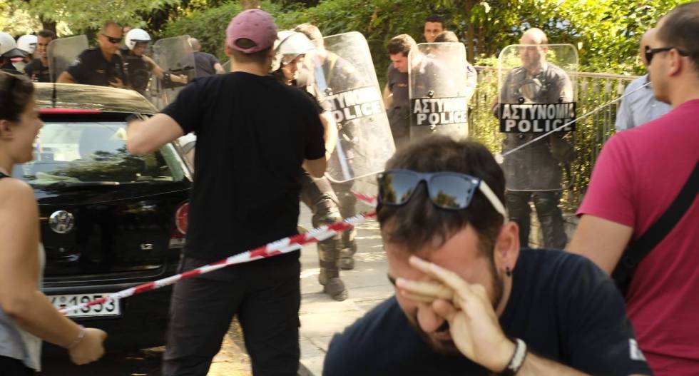 Έξωση στα Πατήσια: Αστυνομικοί έσπασαν την πόρτα, έκλεισαν τον δρόμο στους διαδηλωτές κι έριξαν χημικά