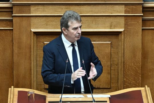 Χρυσοχοΐδης: «Ψάξτε εσείς» ποιος τοποθέτησε τον κακοποιητή αστυνομικό στη Βουλή