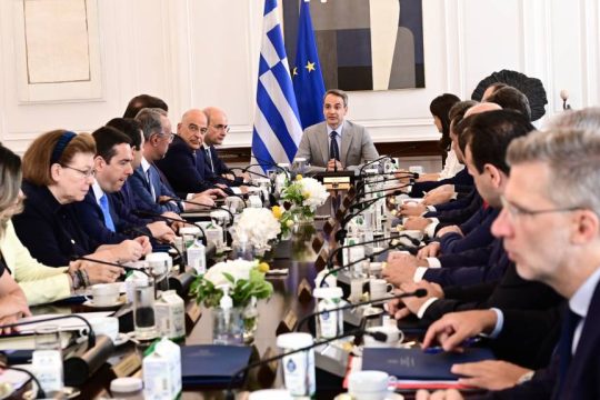 Η κυβέρνηση πενθεί βαριά