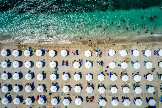 Ξαπλώστες σε παραλία της Αττικής