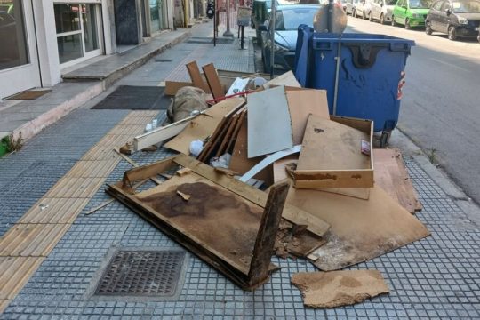 Ογκώδη αντικείμενα βρίσκονται σε κάθε γωνιά των δρόμων στη Θεσσαλονίκη