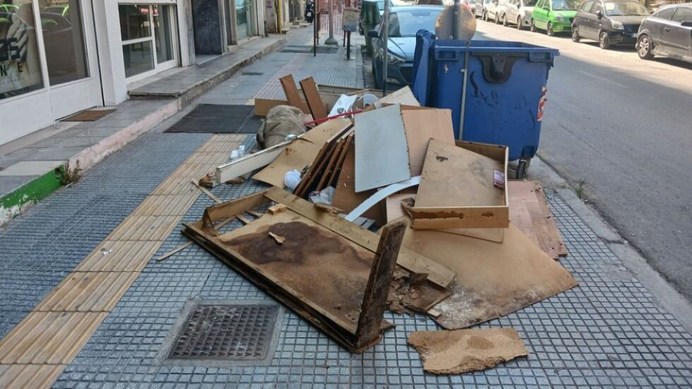 Ογκώδη αντικείμενα βρίσκονται σε κάθε γωνιά των δρόμων στη Θεσσαλονίκη