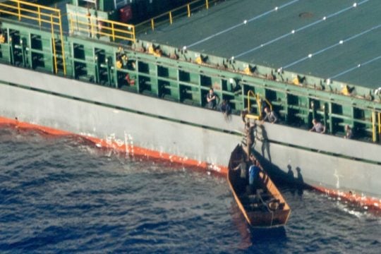 Οι τέσσερις επιζήσαντες επιβιβάζονται σε φορτηγό πλοίο