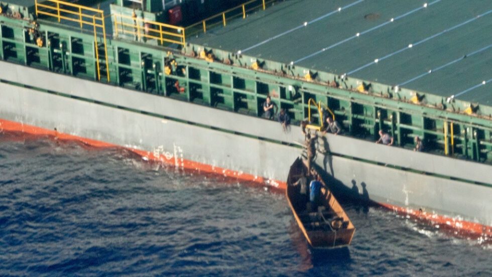 Οι τέσσερις επιζήσαντες επιβιβάζονται σε φορτηγό πλοίο