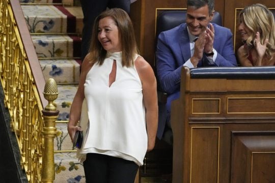 Ο πρωθυπουργός Πέδρο Σάντσεθ και η αντιπρόεδρος της κυβέρνησης Γιολάντα Ντίας χειροκροτούν τη νεοεκλεγείσα πρόεδρο της ισπανικής Βουλής Φρανθίνα Αρμενγκόλ