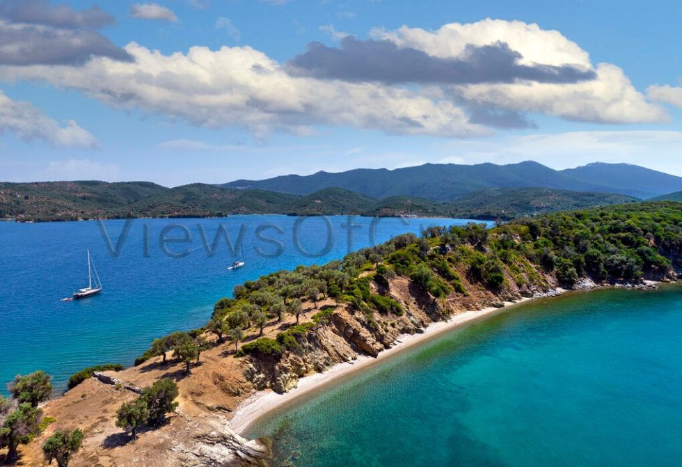 Η μοναχική παραλία στο νησάκι Αλατάς, μόλις λίγα μέτρα από την πολύκοσμη Μηλίνα
