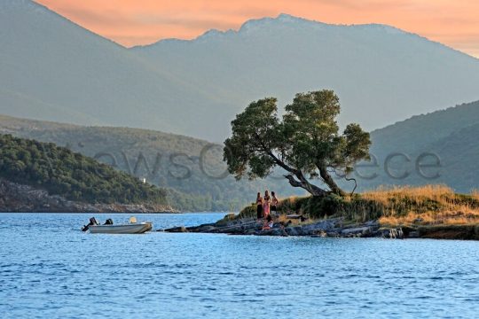 Μαγευτικά χρώματα το σούρουπο στο μικροσκοπικό Γλαρονήσι