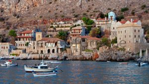 Πέντε λιμανάκια που μας ταξιδεύουν σε άλλες εποχές