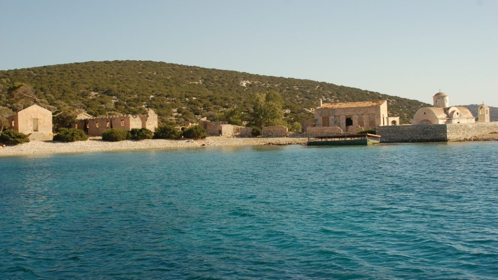 Δύο κτίρια της ιταλικής φρουράς και το εκκλησάκι του Αγίου Μηνά, σχεδόν μέσα στη θάλασσα