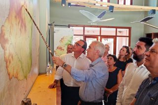 Ο Σωκράτης Φάμελλος ενημερώνεται για τις πυρκαγιές στον Εβρο από στελέχη της τοπικής Διεύθυνσης Δασών