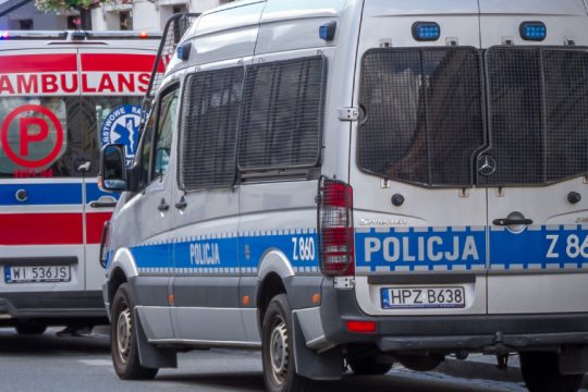 αστυνομικό και ασθενοφόρο στην Πολωνία