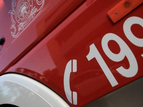 Φωτιά σε πλοιάριο στο ναυπηγείο Σαλαμίνας – Μεγάλη κινητοποίηση της πυροσβεστικής