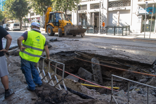 Μία μεγάλη τρύπα προκάλεσε η θραύση του αγωγού ύδρευσης της ΕΥΑΘ