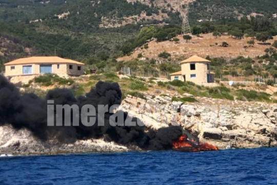 Φλεγόμενο σκάφος στη Ζάκυνθο