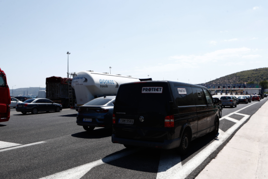 Μεγάλες καθυστερήσεις στην κυκλοφορία από τη φωτιά σε βυτιοφόρο στην Αθηνών - Κορίνθου
