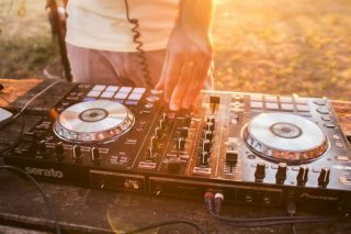 Dj σε παραλία