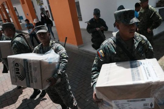 Στρατιώτες μεταφέρουν εκλογικό υλικό