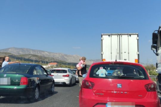 Ουρές χιλιομέτρων στην εθνική οδό Αθηνών - Κορίνθου μετά τη φωτιά σε βυτιοφόρο