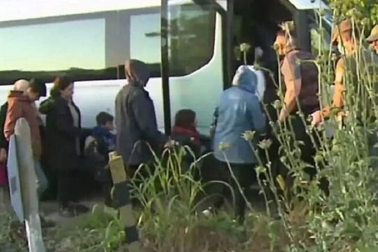 Πρόσφυγες επιβιβάζονται σε λεωφορεία