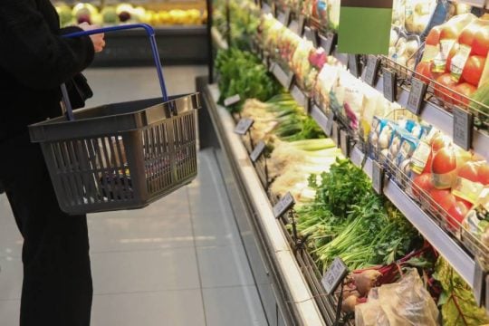 Σούπερ μάρκετ και στις διακοπές για τους Έλληνες – Οι απώλειες για την εστίαση