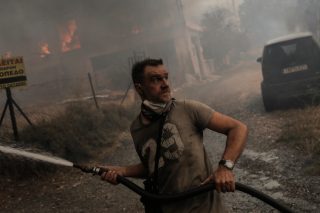 Πολίτης στη διάρκεια κατάσβεσης