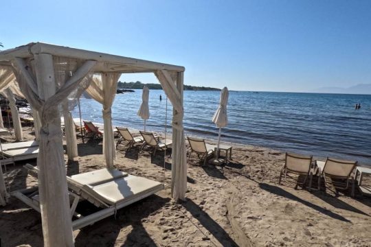 Ξαπλώστρες σε παραλία