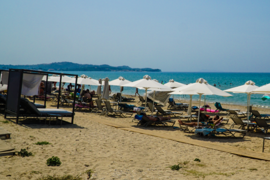 Παραλία με ομπρελοξαπλώστες και κρεβάτια στην Κέρκυρα