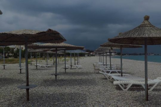 παραλία-βροχή