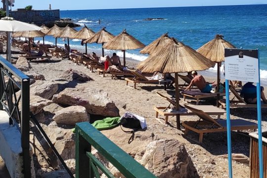 Ξαπλώστρες σε παραλία