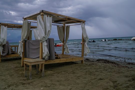 Ξαπλώστρες σε παραλία