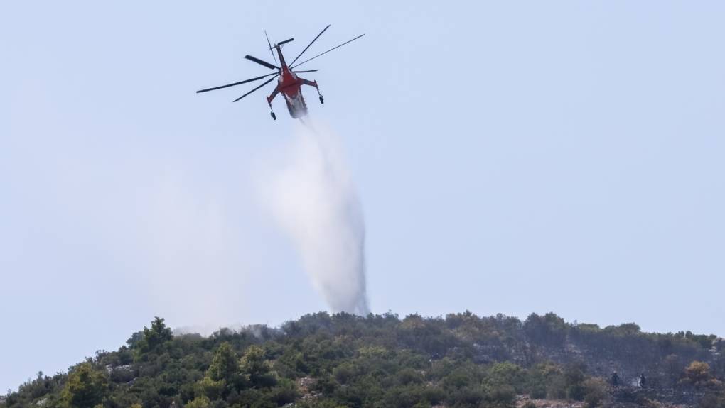 Λουτράκι: Φωτιά στη Λίμνη Βουλιαγμένης – Ισχυρές δυνάμεις τη
