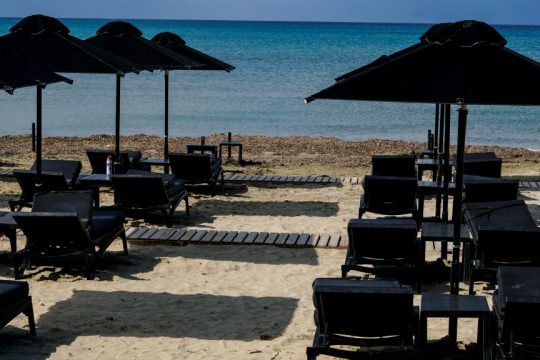 ξαπλώστρες-παραλία