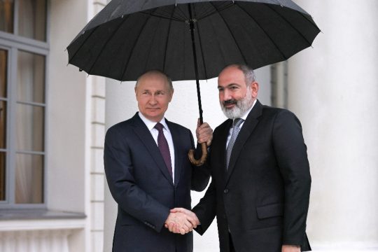 Vladimir Putin, left, and Armenian Prime Minister Nikol Pashinyan